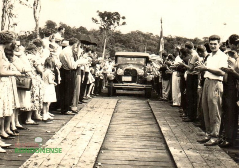 População aplaudindo a passagem oficial do primeiro veículo pela ponte. 