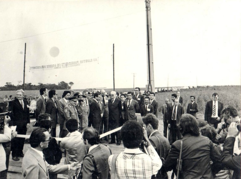 Outro flagrante da abertura da colheita de soja 1976 no Paraná. 
