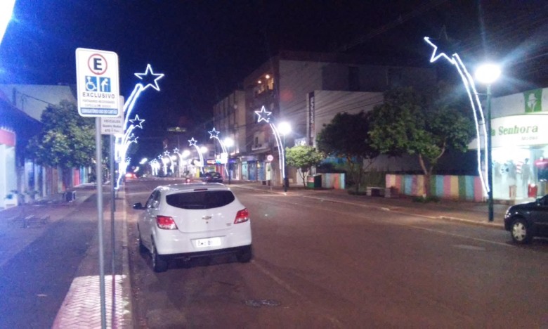 Mais um aspecto da decoração natalina da Rua Santa Catarina, no centro da cidade de Marechal Cândido Rondon. 
Imagem: Acervo Memória Rondonense
Crédito: Alex Sandro Viteck 