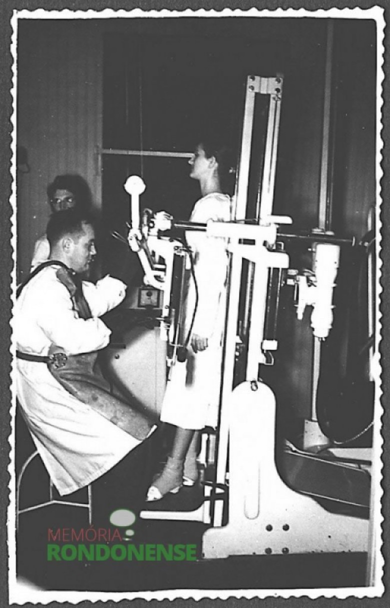Dr. Friedrich Rupprecht Seyboth  realizando exames de raio-X. 