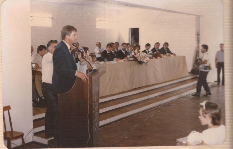 Dieter Leonard Seyboth em seu discurso de encerramento de mandato como prefeito municipal interino de Marechal Cândido Rondon. 
Imagem: Acervo Dieter Seyboth
