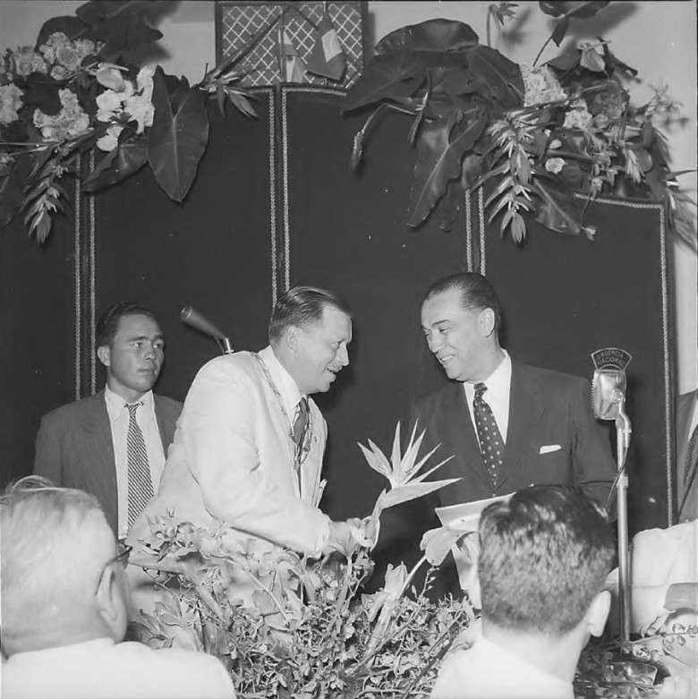 O presidente paraguaio Alfredo Stroessner e o presidente brasileiro Juscelino Kubitschek durante almoço realizado no Hotel Cassino Iguaçu, em 6 de outubro de 1956, que lançou a pedra fundamental para construção da Ponte da Amizade. Imagem: Acervo Arquivo Nacional