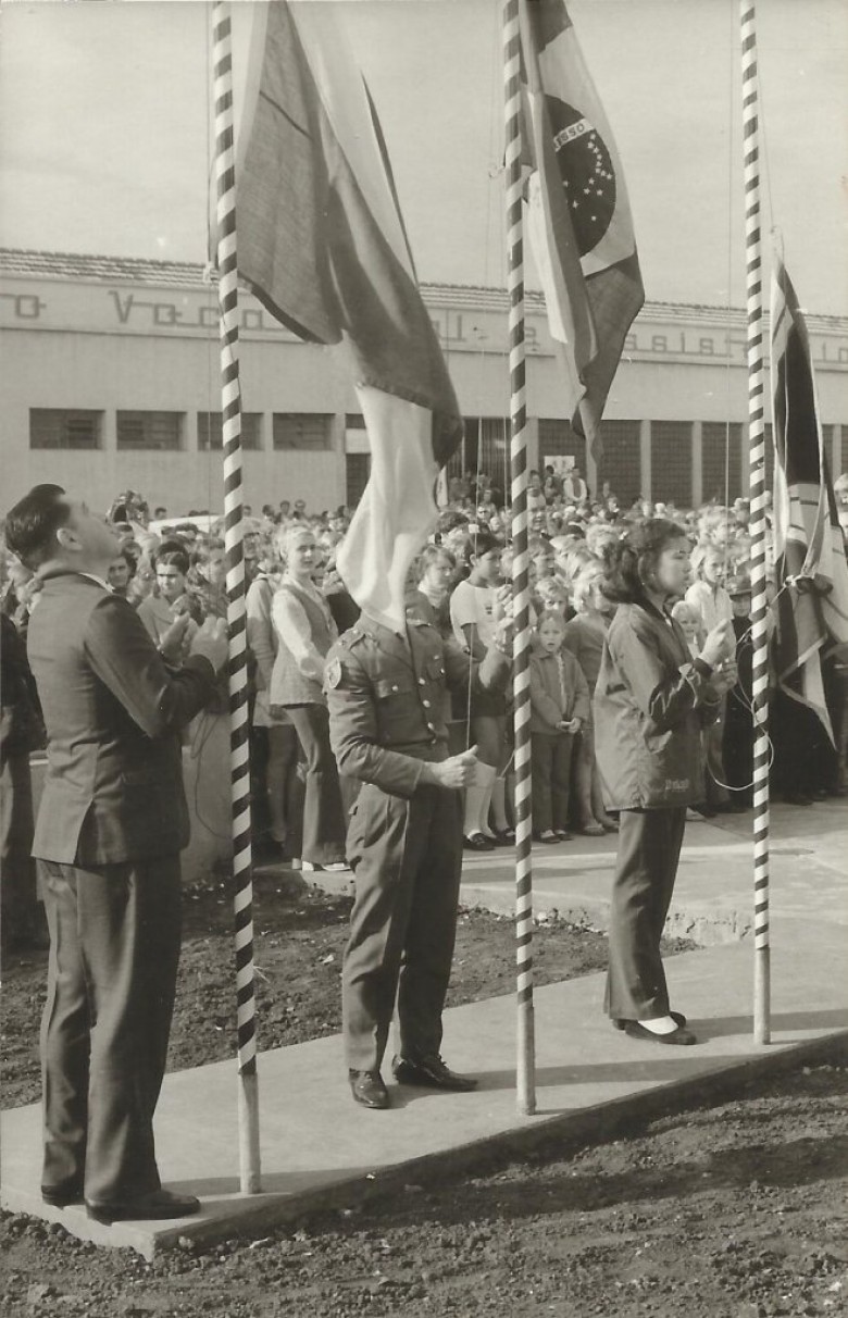 Solenidade de hasteamento das bandeiras antes da solenidade inauguração da então Escola Normal Concórdia, junto ao Colégio Rui Barbosa, em julho de 1972. Imagem: Acervo Valdir Sackser 