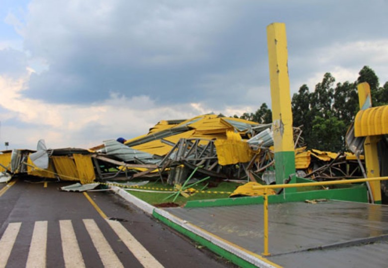 Destruição da guarita da unidade industrial de aves da Copagril.
Autor da imagem: Não identificado. 
