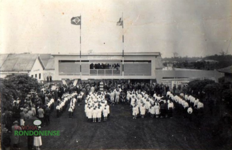 Abertura oficial da 1ª Exposição Agropecuária de Toledo, realizada na então Vila de General Rondon, de 1º a 08 de Setembro de 1958. 