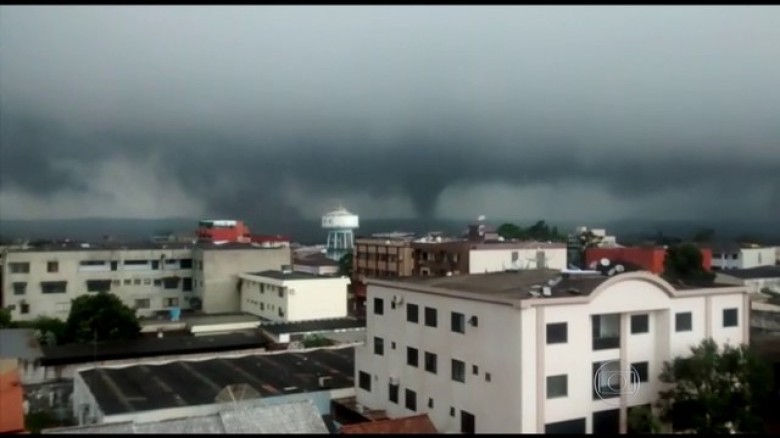 Aproximação do tornado em fotografia tirada a partir de um prédio da Rua D. João, sentido leste -oeste. 
Autor da imagem: Não identificado. 