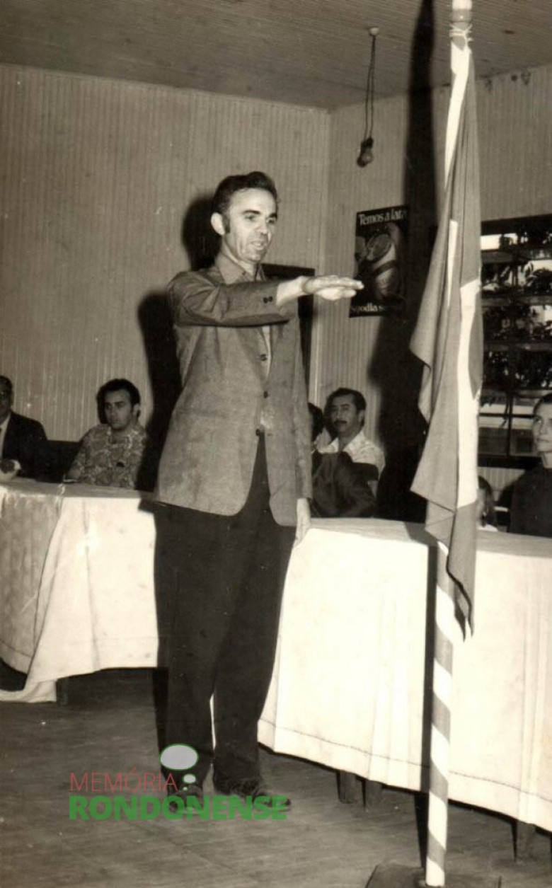 Almiro Bauermann prestando juramente perante à Câmara Vereadores de Marechal Cândido Rondon. 