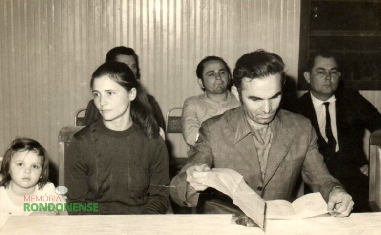 Casal Selmira (nascida Dahmer) e Almiro Bauermann com a filha do casal, durante a sessão especial de posse no Clube Aliança. 