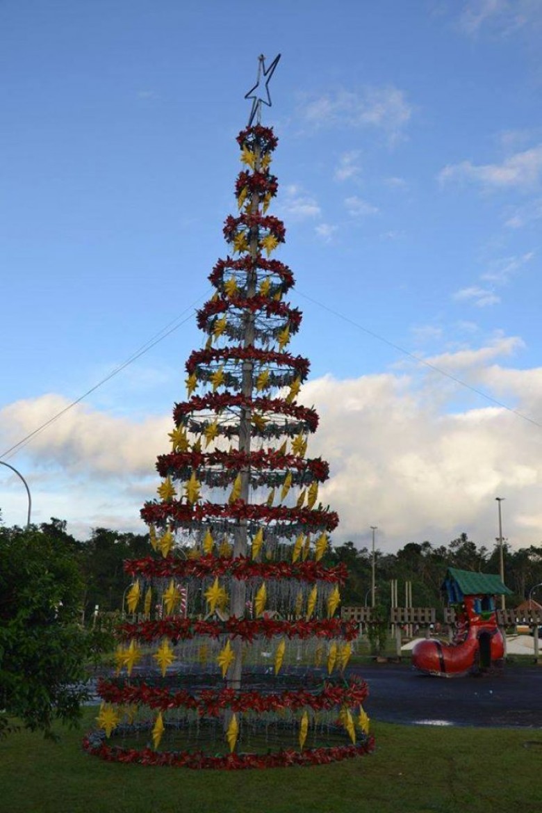 Outra vista de uma das árvores de Natal instaladas no Parque de Lazer Rudolfo Rieger. 
Imagem: Acervo Imprensa PM-MCR
Crédito: Ademir Herrmann