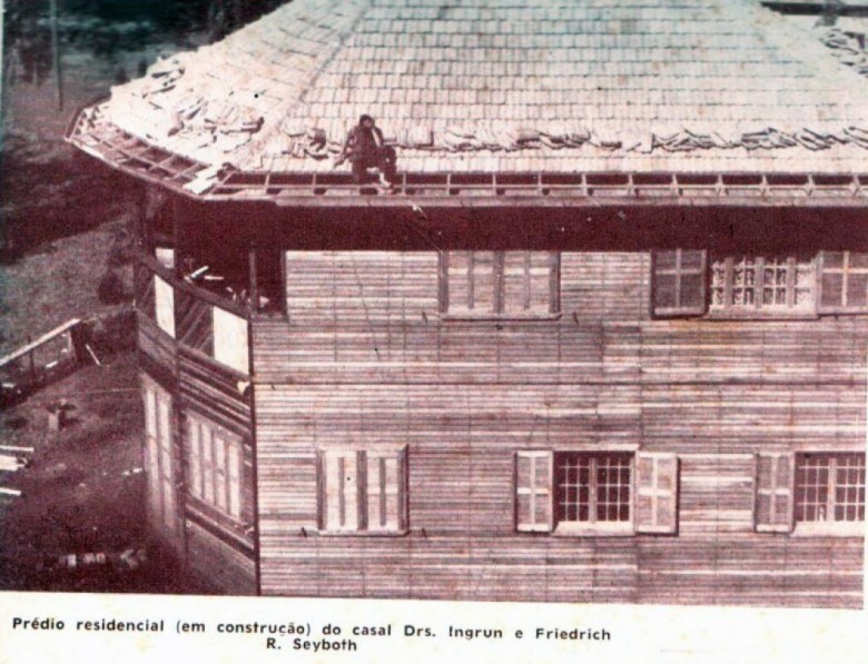 Construção do anexo da residência do Dr. Seyboth, obra realizada pelo mestre-carpinteiro Hartwig Schade. 