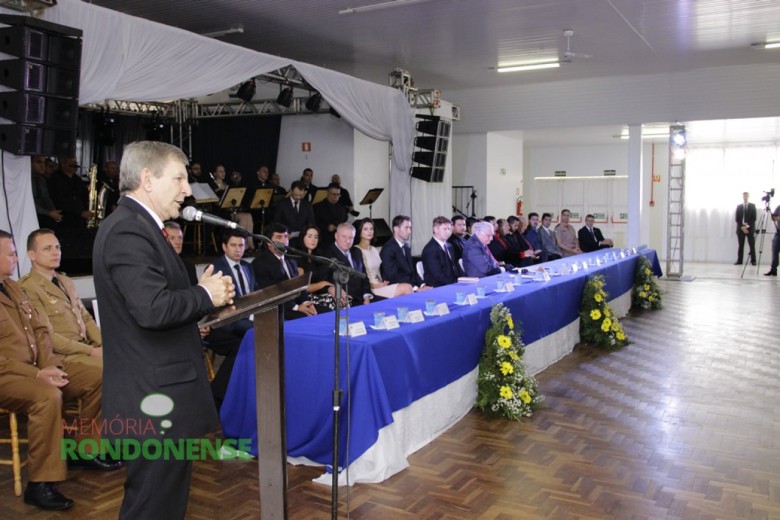 Discurso do deputado estadual Elio Rusch durante a sessão solene de Posse. 
Imagem: Acervo Memória Rondonense - Crédito: Tioni de Oliveira