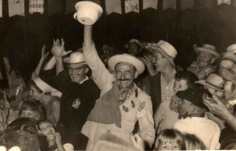 Arlindo Alberto Lamb (de traje branco) , primeiro prefeito municipal eleito de Marechal Cândido Rondon, mostrando o presente recebido na festa junina na sede municipal em 1960. 
Imagem: Acervo Família de Arlindo e Norma Lamb