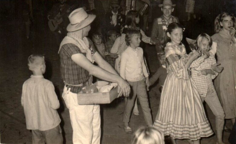 Vendedor de quitutes caipiras na festa junina de 1961
Imagem: Acervo da Família de Arlindo e Alberto Lamb