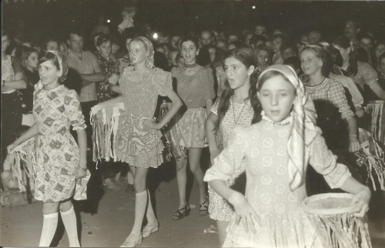 Apresentação de dança de alunas na festa junina de 1972. 
À esquerda, a primeira, aluna Marlei Brambati. 
Imagem: Acervo Valdir Sackser