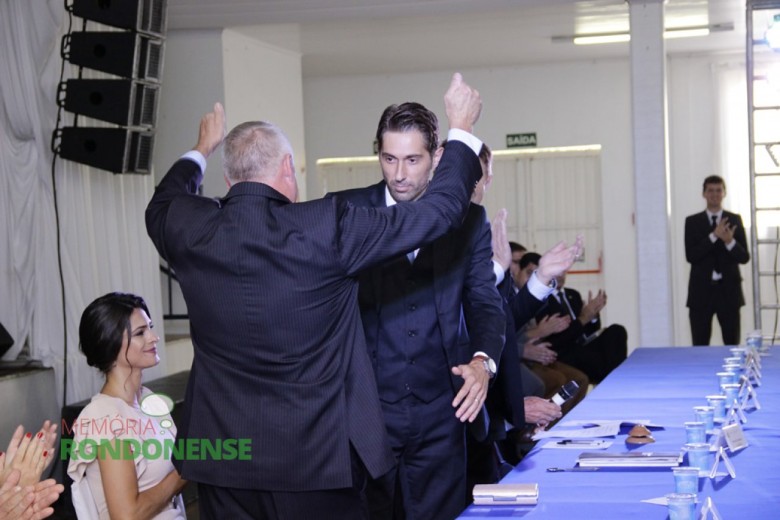 Cumprimento do vice-prefeito Ilário Hofstetter e do prefeito eleito Márcio Andrei Rauber - Crédito: Tioni de Oliveira 