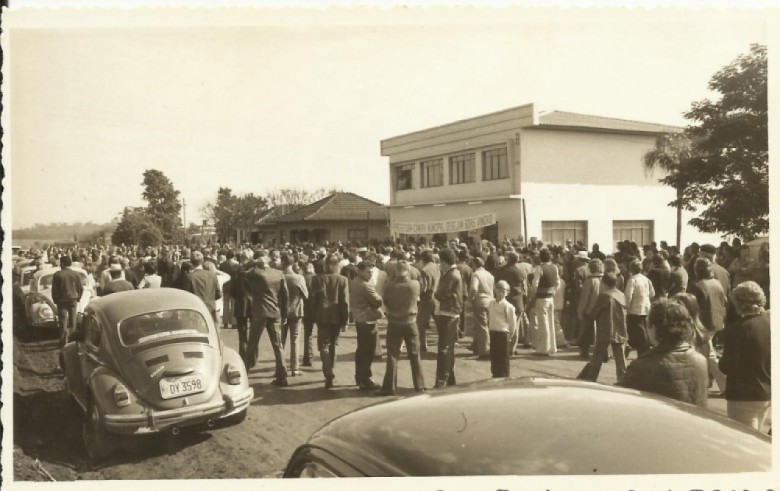 Público chegando para a solenidade de inauguração da nova sede da Câmara Municipal de Marechal Cândido Rondon. Imagem: Acervo Valdir Sackser