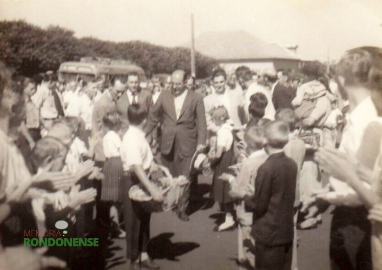 Governador Moisés Lupion segue saudando a população a caminho do palanque oficial, com meninos e meninas a frente jogando pétalas de flores.