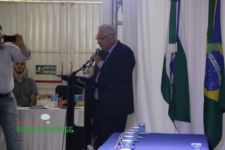 Discurso do vereador Pedro Rauber, presidente da Câmara Municipal, durante a Sessão Solene. 
Imagem: Acervo Memória Rondonense - Crédito: Tioni de Oliveira