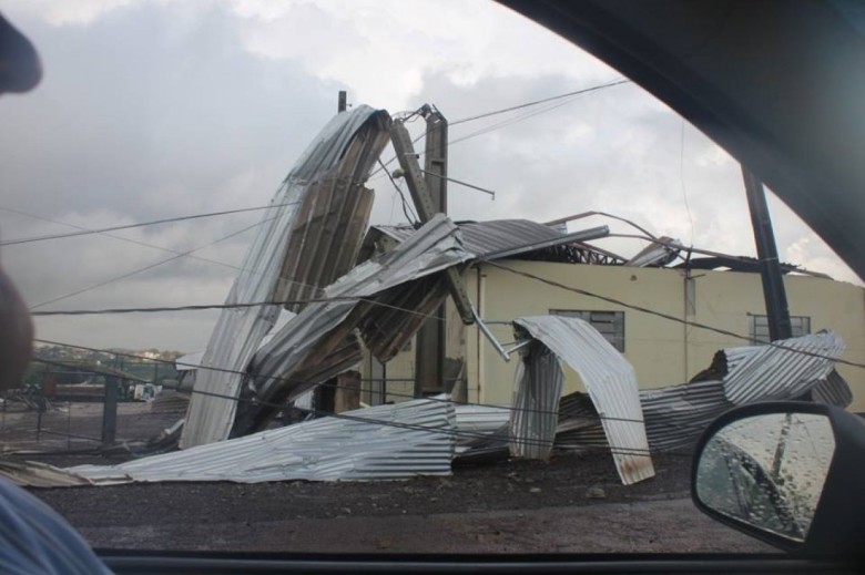 Outra imagem de construção atingida pelo tornado no Parque Industrial III.
Autor da imagem: Não identificado. 