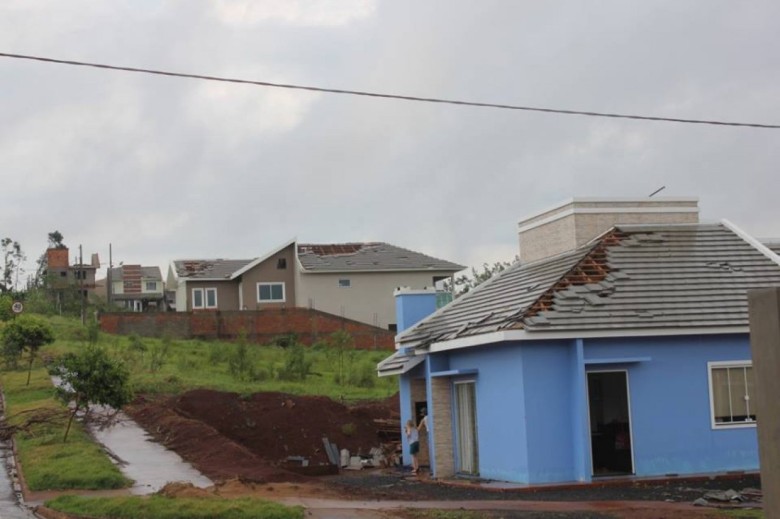 Outro grupo de residências danificadas no Loteamento Maioli. 
Autor da imagem: Não identificado. 
