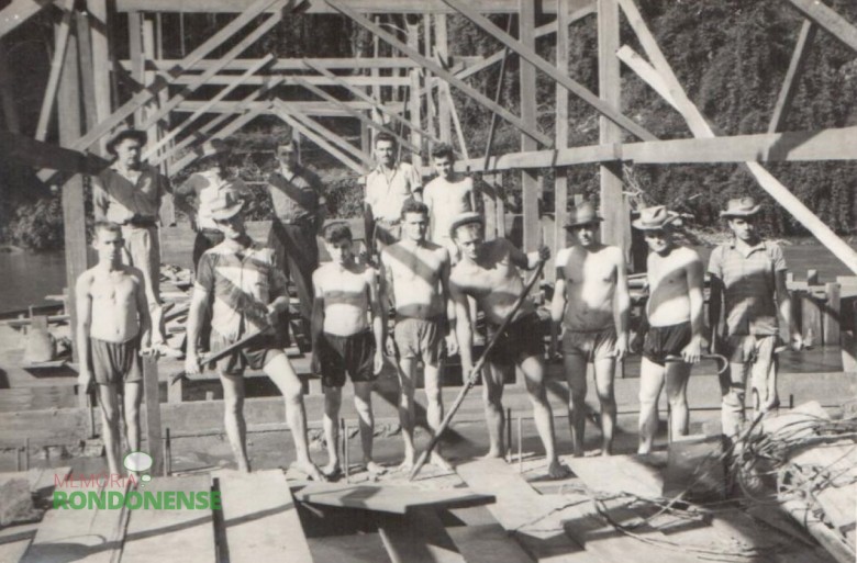 Trabalhadores fotografados durante a construção da ponte. 