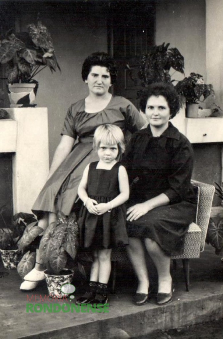 Mirta Schroeder Steinmacher com a sua mãe Hilga (Ladwig) Schroeder (á direita), 
Imagem: Acervo Hilga Schroeder/Mirta Steinmacher