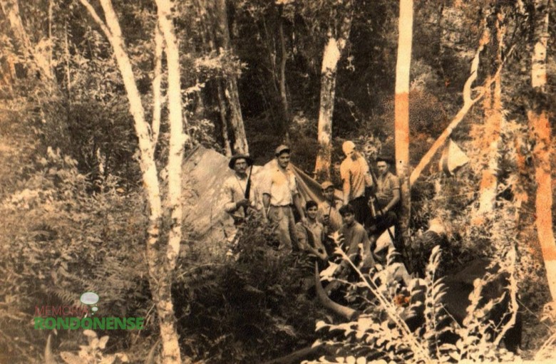 Grupo de caçadores pioneiros se preparando para a caçada de antas. 
Imagem: Acervo Edeltraud Steinmacher Lettnin