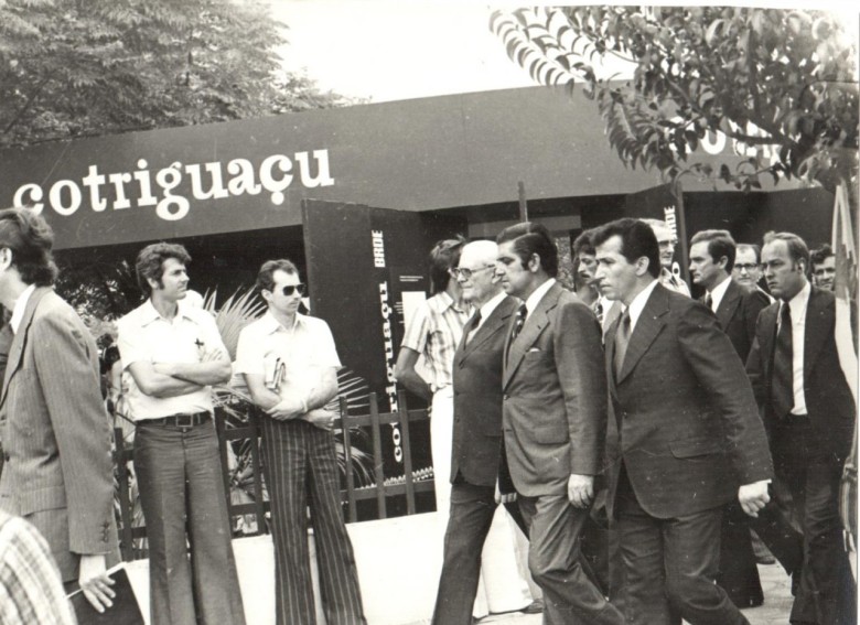 Presidente Ernesto Geisel deixando a estante da Cotriguaçu junto com o governador Jayme Canet Júnior. 