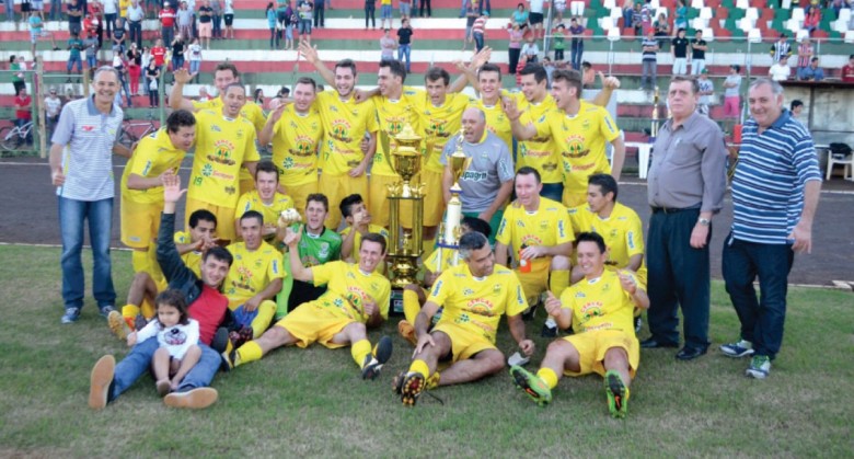 Equipe da AACC campeã 2014 de futebol campo de Marechal Cândido Rondon. 
Imagem: Acervo O Presente
Crédito: Gianluca