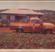 Filhos Ivo e Ilse em frente a pickup Chevrolet de seus pais, com a residência ao fundo, em foto de 1973. 
