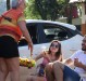 Claudete Lagemann, funcionária da Rádio Difusora do Paraná, entregando um mimo para um casal que assitia o desfile.