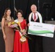 Lia Sybilla e Alfredo Neumann, eleitos Miss e Mister 2022, recebendo de Josiane Laborde Rauber , 1ª dama, e Adolfo Rudolfo Freitag, diretor do Conselho de Administração da Sicredi Aliança Paraná/São Paulo.