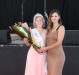 Iria Maria Anchau recebendo um biqueê de flores da 1ª dama e secretária municipal de Assistência Social, Josiane Laborde Rauber. 