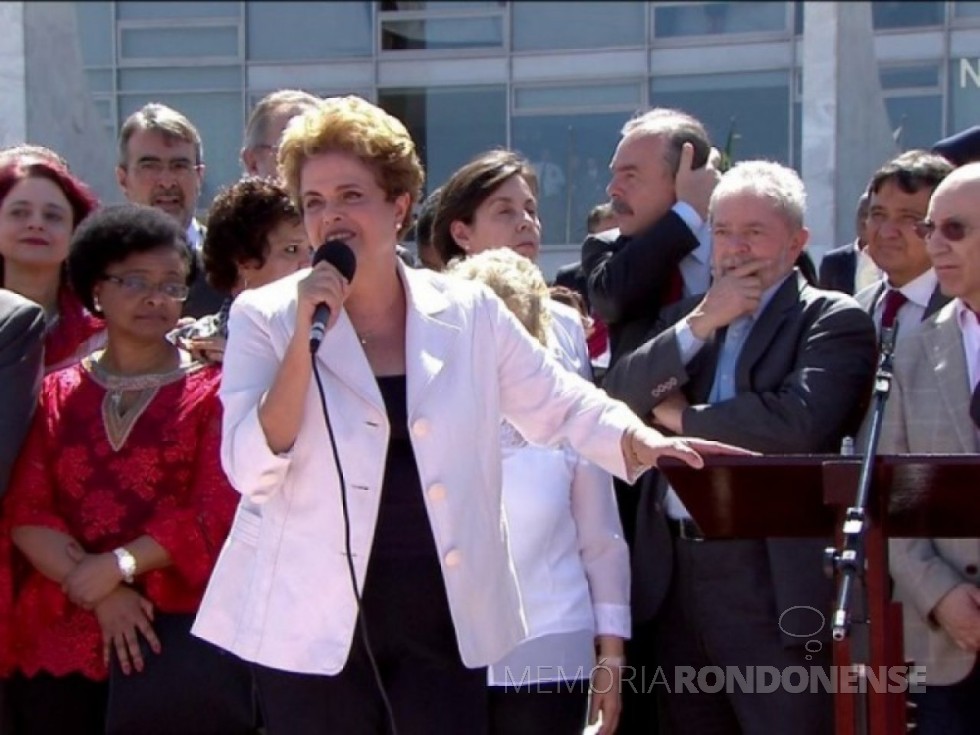 || Presidente Dilma Rousseff discursa a simpatizantes ao pé rampa do Palácio do Planalto, depois de deixar o prédio após a declaração à imprensa, em maio de 2016.
Imagem: Acervo Globo News - FOTO 14 -