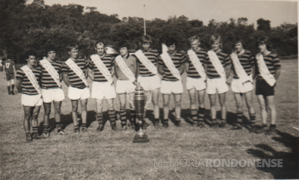 || Equipe do Guarani Esporte Clube, da Linha Guarani, no município de Marechal Cândido Rondon, campeão do Trofé da 2ª Divisão, em maio de 1977.
Imagem: Acervo Irica Kaefer - FOTO 5 -