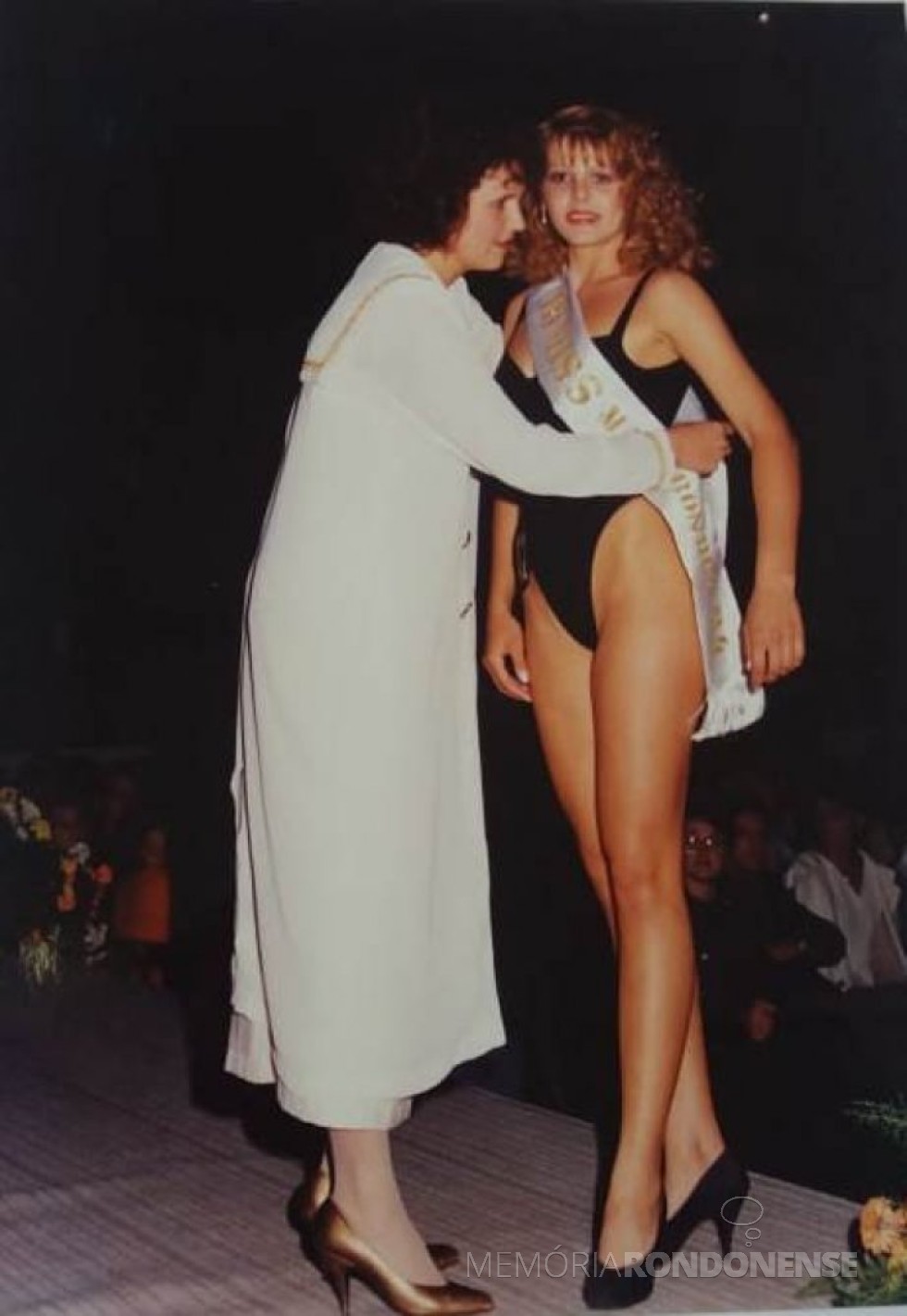 || Miriam Völz recebendo a faixa de  3ª Miss da senhora Rosane Limberger, esposa do vice-prefeito Aristo Limberger, de Marechal Cândido  Rondon. 
Imagem: Acervo pessoal - FOTO 20 -