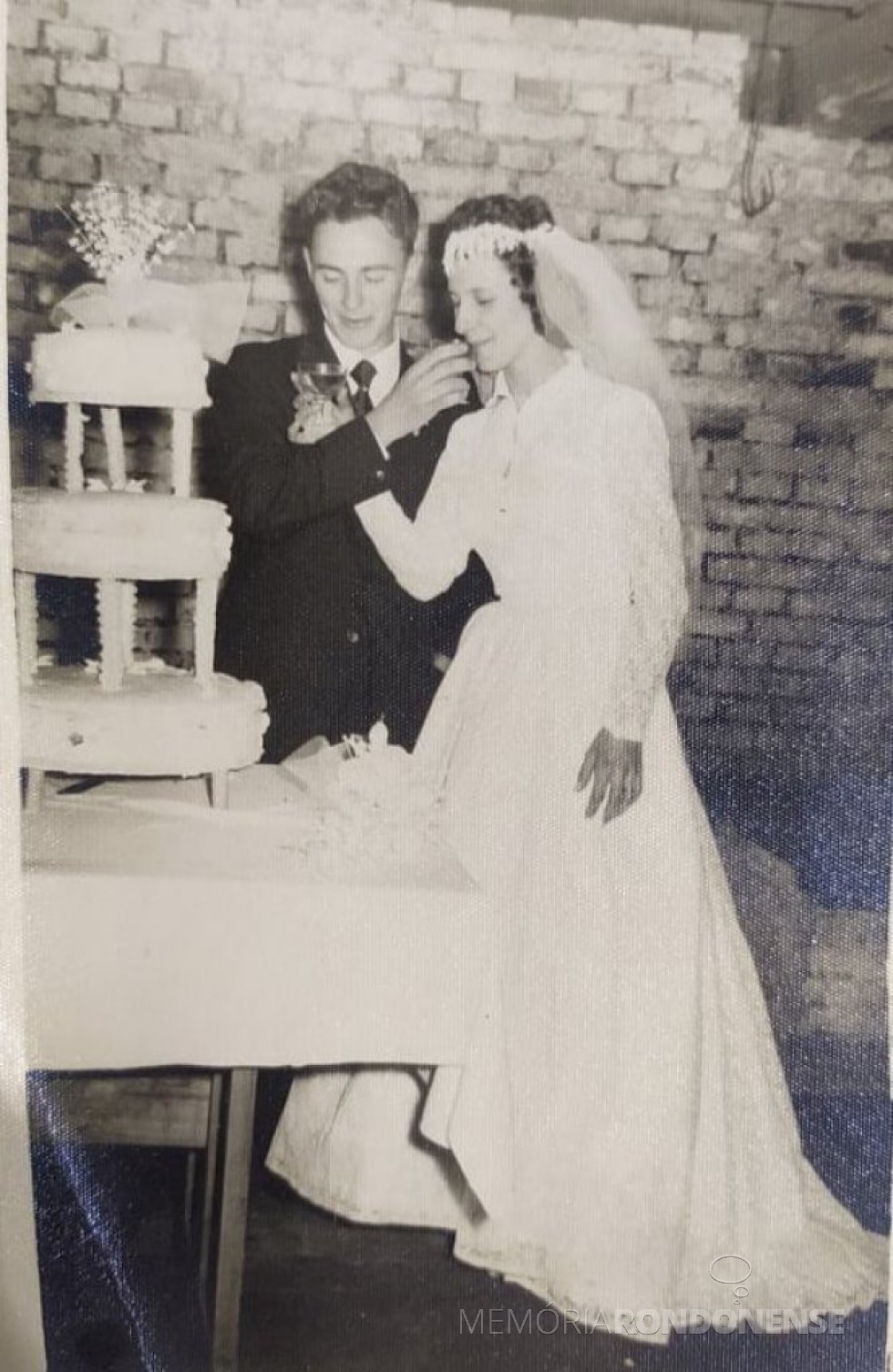 || Noivos Syria Jost e Eugênio Roque Anschau que se casaram em maio de 1960.
Imagem: Acervo da família - FOTO 1 - 