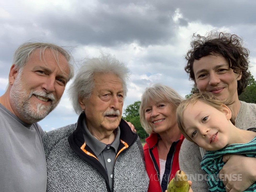 || Karl-Heinz Wissembach (ele falecido em maio de 2021) de  com o filho Kay (e), a esposa Gabriela Brigitte, a nora Vesna e o neto Jesnesej.
Imagem: Acervo da família - FOTO 13 - 