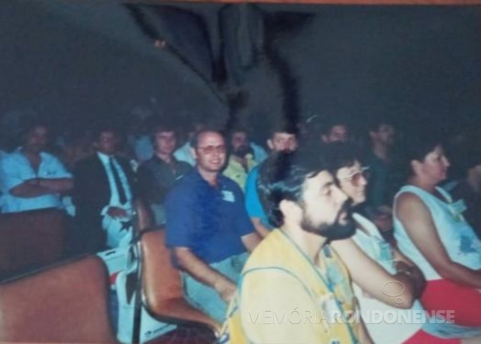 || Juniores rondonenses participando de evento da JCI na República Dominicana, em maio de 1988:  Wiland Schurt (camisa azul), a sua esquerda, Vilson Leites de Oliveira. Ao fundo, Hilário Datsch (camisa escura), à sua esquerda, Vitor Giacobo. 
Imagem: Acervo Wiland Schurt - FOTO  11 - 
