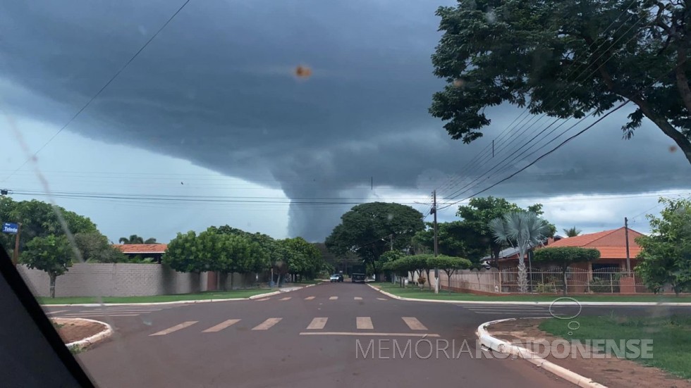 || Formação de nuvens chuvas na cidade de Marechal Cândido Rondon (PR), seguinda de intensa precipitação, em 02 de maio de 2022.
Imagem: Acervo e crédito da rondonense Sale Krombauer - FOTO 10 - 