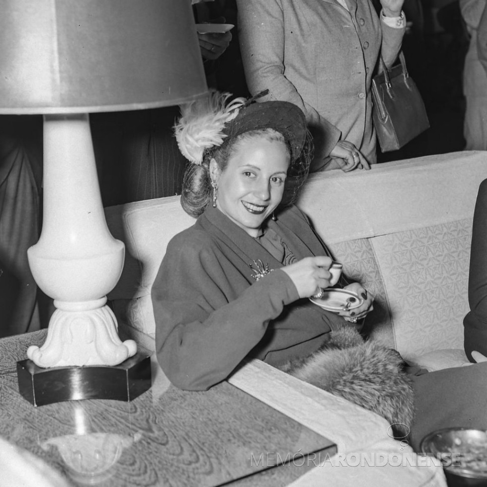 || Evita Perón (Maria Eva Duarte Perón) durante a sua visita ao Brasil em  agosto de 1947.
Imagem: Acervo Arquivo Naciona- FOTO 15 - 
Ref. A Noite. Rio de Janeiro: Ano XXXVII, nº 12.946, ed. 18.8.1947, p. 1 e 2 - Biblioteca Nacional Digital. 