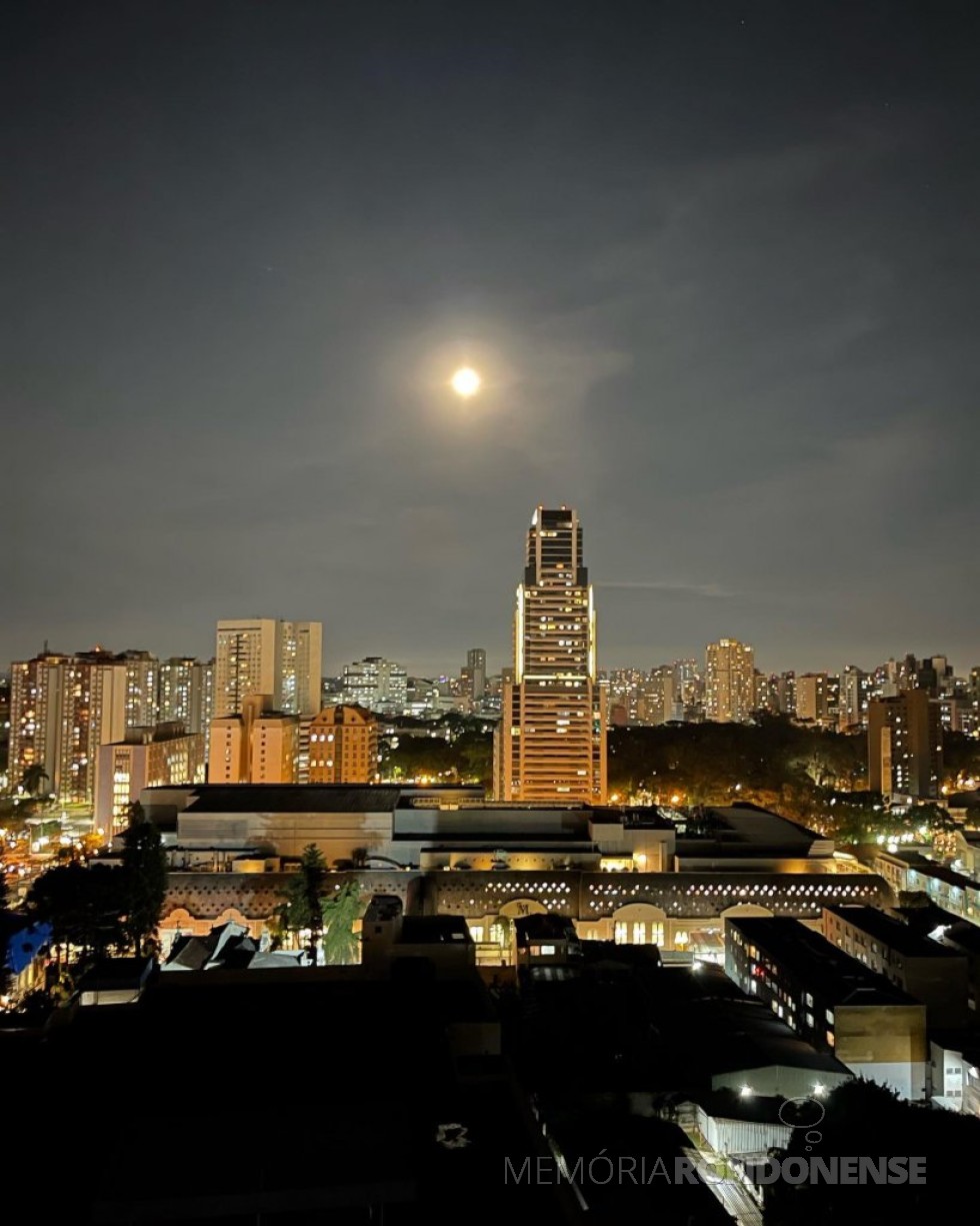 || Noite de Lua Cheia na Capital Paranaense fotografada pela rondonense Alita Rusch, desde o seu apartamento à Rua Duque de Caxias, em 05 de maio de 2023, às 19 horas - FOTO 29 - 