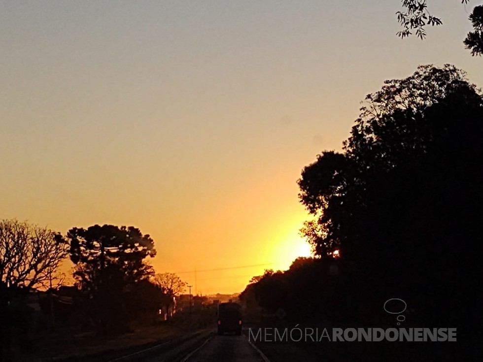 || Pôr do sol fotografado desde a BR 163, entre as cidades de Cascavel e Toledo, pela fotógrafa profissional rondonense Rosane Terezinha Kozersli Kunzler , em 18 de maio de 2023 -  FOTO 22 -