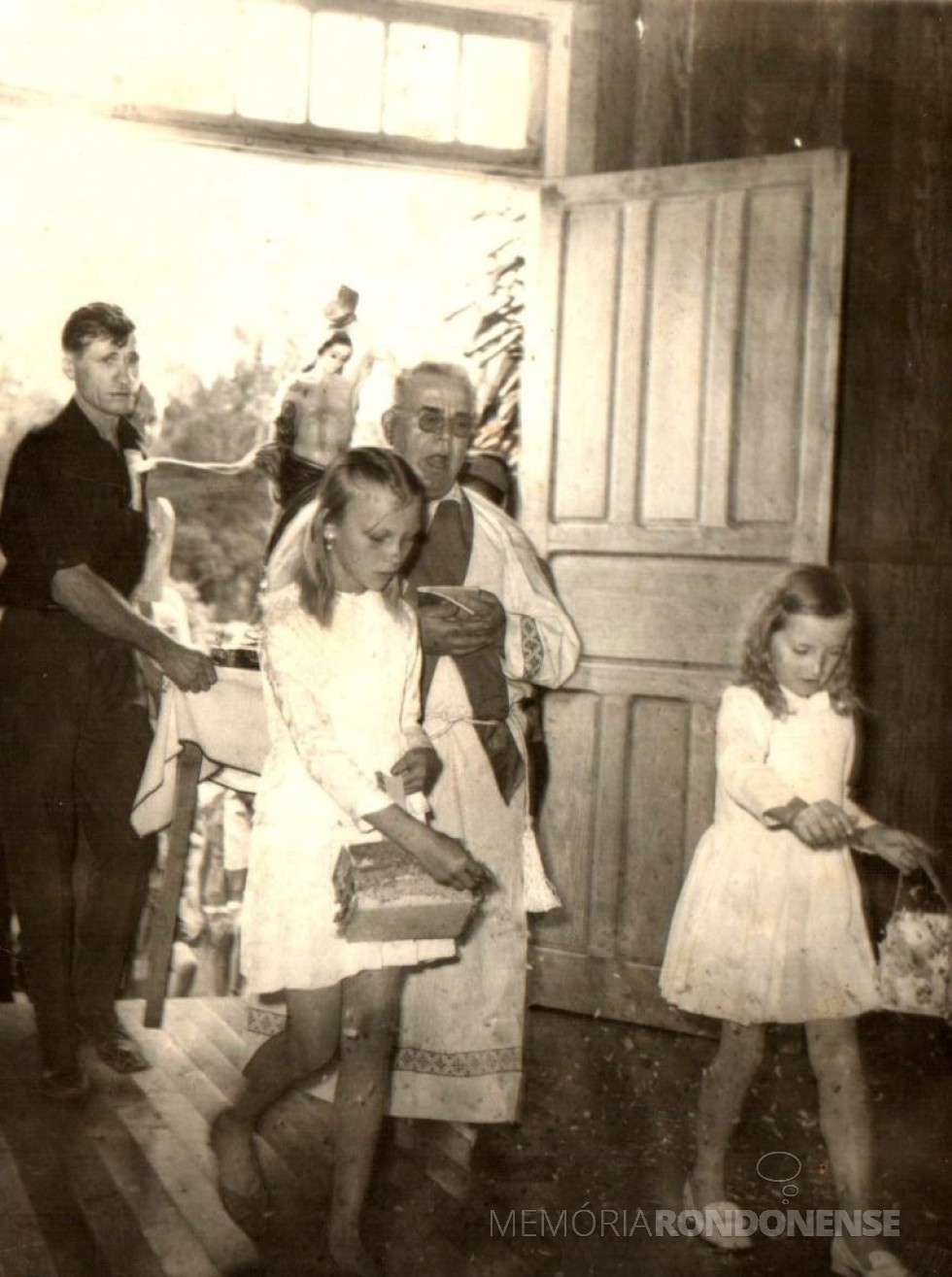 || Condução da imagem de São Sebastião ao altar da Igreja Católica da Linha Wilhelms, em maio de 1964.
Imagem: Acervo Norma e Alberto Livi - FOTO 10 - 