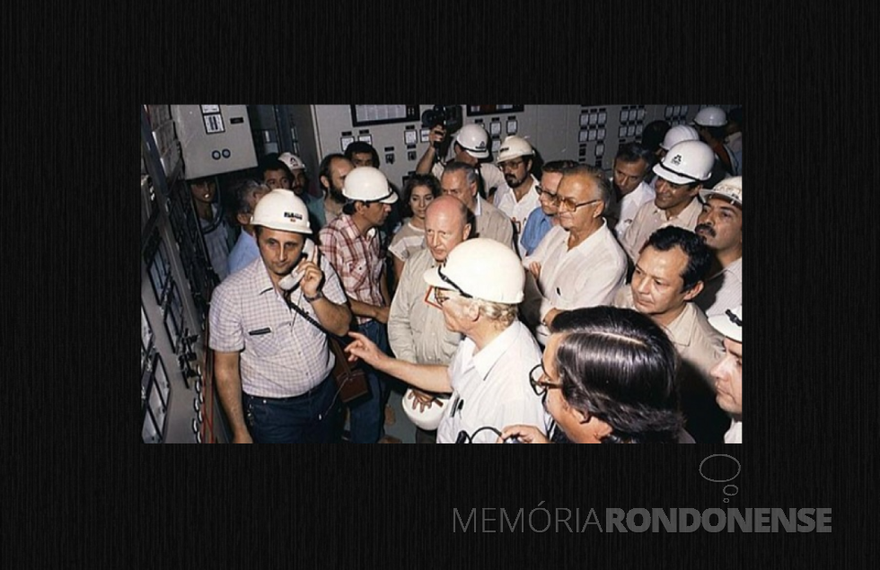 || José Pereira do Nascimento, ao telefone, Nascimento aguarda a autorização para o acionamento de  dispositivo de interconexão com sistema de energia do Paraguai, em maio de 1984.
Imagem: Acervo Itaipu Binacional - FOTO 12 -