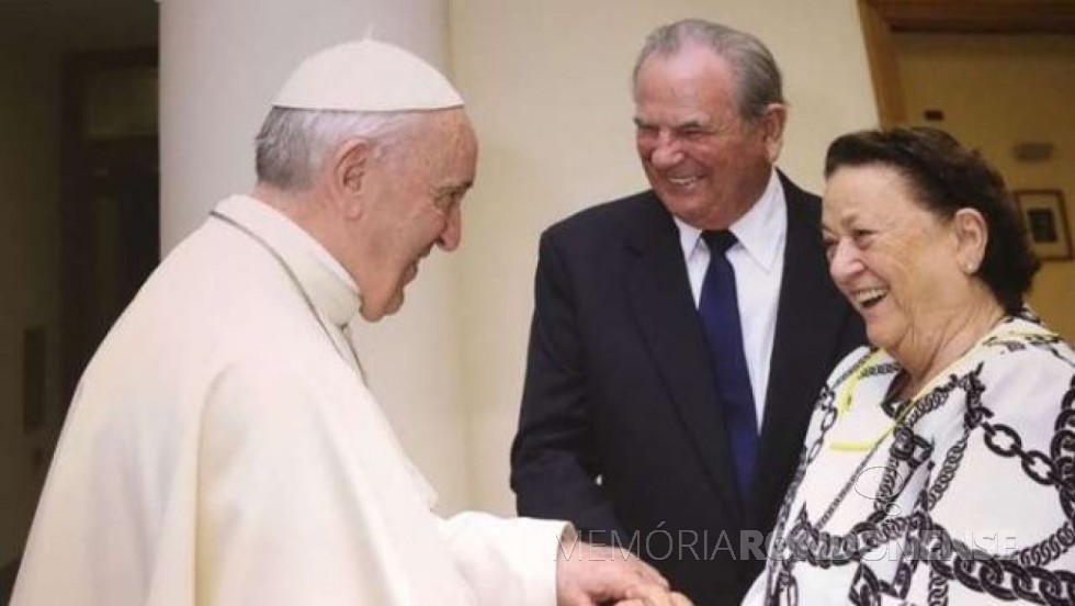 || Casal Nair e Assis Gurgacz em conversa com o Papa Francisco, no Vataicano, em maio de 2018.
Imagem: Acervo Catve - FOTO 10 -
