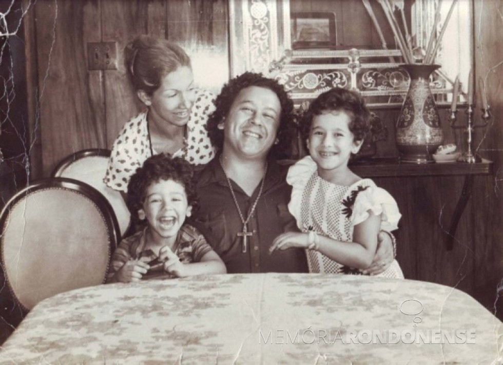 || Cantor Altemar Dutra com a esposa, a cantora Martha Mendonça e filhos; ele que se apresentou a primeira vez em Marechal Rondon em 05 de maio de 1971. Imagem: Acervo Memória Rondonense – FOTO 13 -
