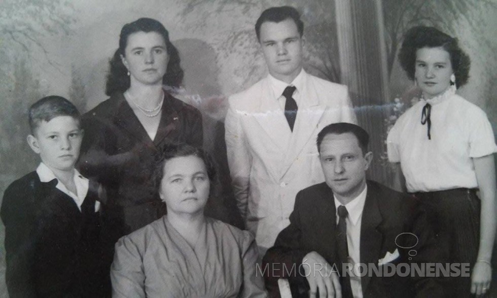 || Casal João e Alzira Saatkamp com os filhos Romeu, Leocádia, Amário e Julia, que chegou a então Vila de General Rondon em maio de 1957. 
Imagem: Acervo Venilda Saatkamp - FOTO 1 - 