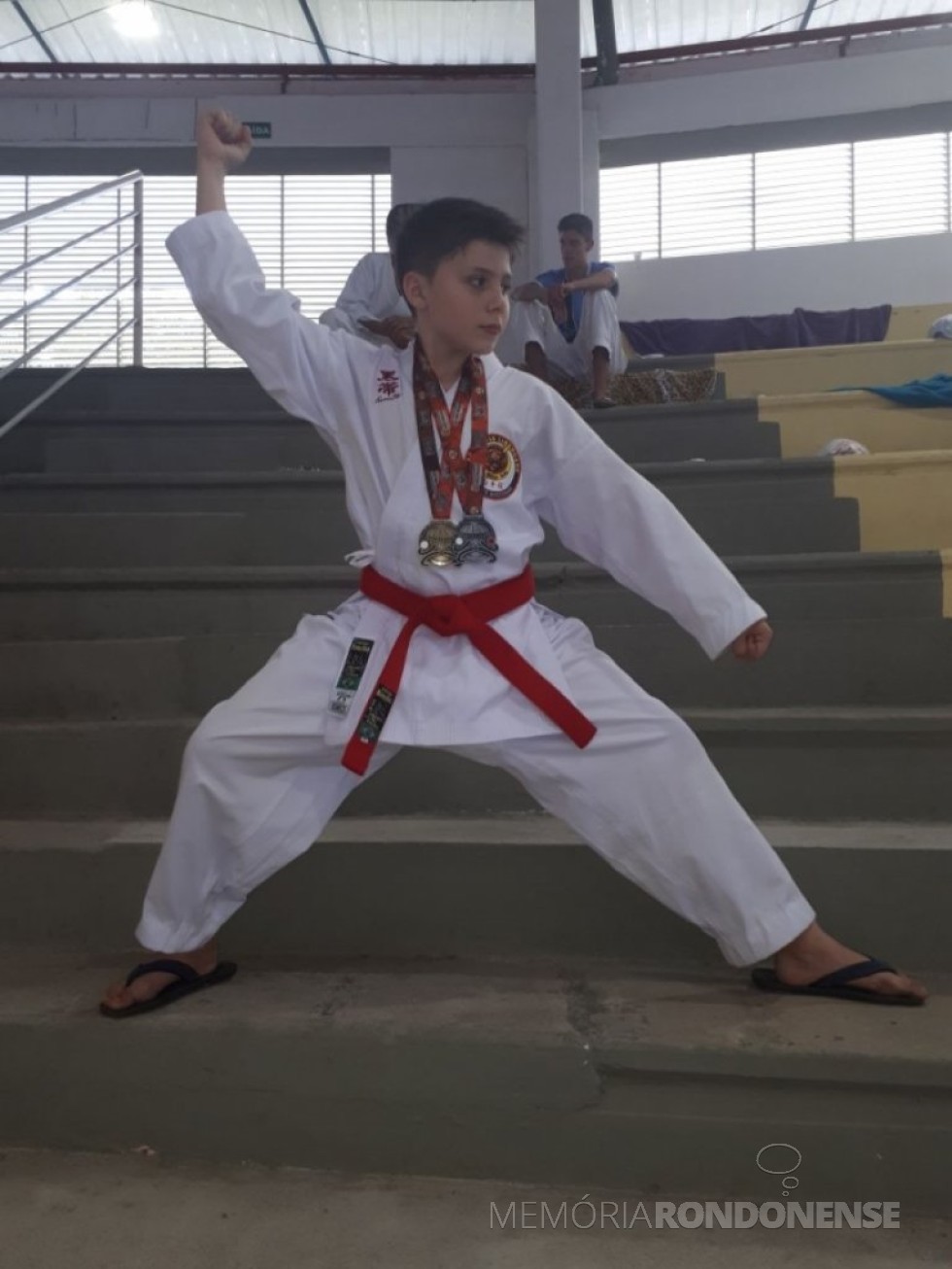 || Karateca Arthur Haupt Pacheco com as medalhas conquistadas em Itapecirica da Serra, em maio de 2018. 
Imagem: Acervo O Presente - FOTO 6 -- 