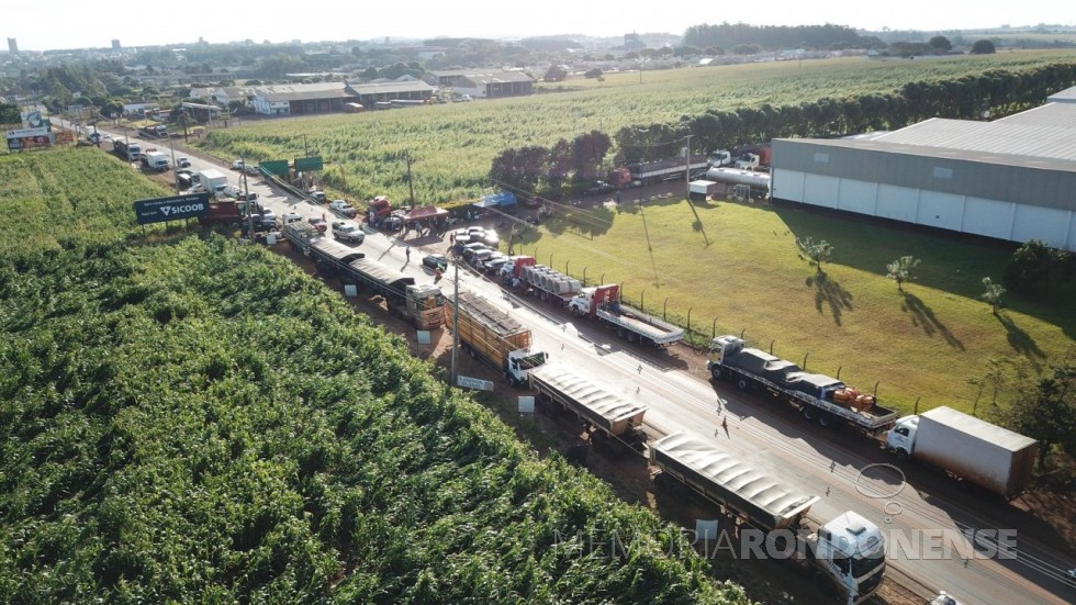 || Paralisação de caminhoneiros na rodiva BR-163, em Marechal Cândido Rondon. 
Imagem: Acervo André Scherer - FOTO 8 -